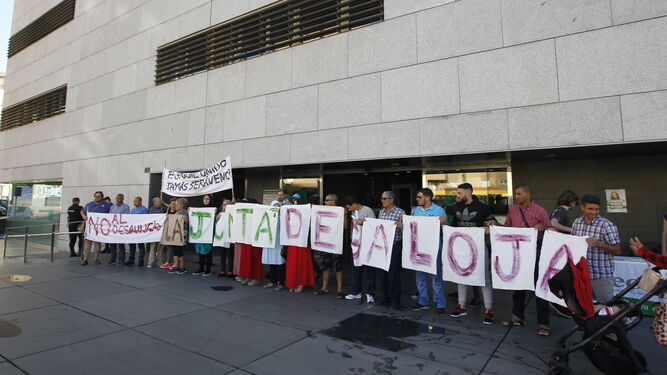 Protesta en la Ciudad de la Justicia contra el desahucio de un vecino de El Puche