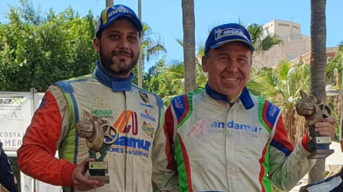 José Antonio Aznar y Osel Román celebran la victoria en el Rallye Costa de Almería