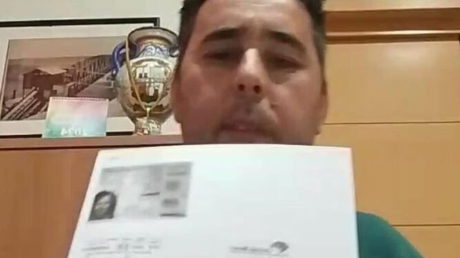 El teniente de alcalde, Álvaro Ramos, mostrando el DNI de María López en las redes sociales.