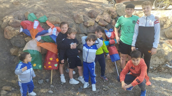 Un grupo de niños celebrando el Día de la Vieja en Antas.