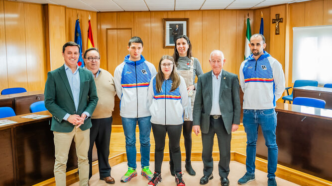 Foto de familia durante la recepción al equipo de natación adaptada VAS en el Ayuntamiento de Roquetas de Mar.