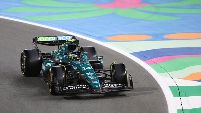 El Aston Martin de Fernando Alonso a su paso por un tramo del circuito en el Gran Premio de Arabia Saudí.