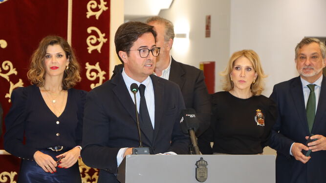 Francisco Góngora, alcalde ejidense, ha procedido a la lectura de un manifiesto en el Patio de Luces del Consistorio.