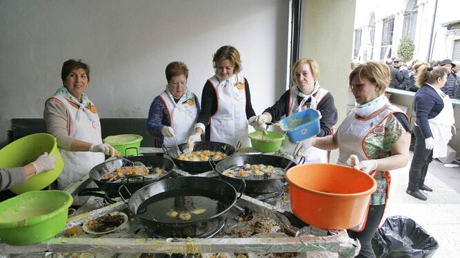 Imagen de archivo de unas mujeres cocinando papaviejos.