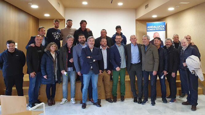 Foto de familia de la candidatura 'Andalucía, somos fútbol' después de su presentación en Almería.