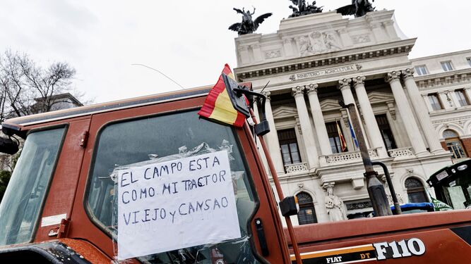 Un tractor llega a las puertas del Ministerio de Agricultura, en la pasada manifestación en Madrid.