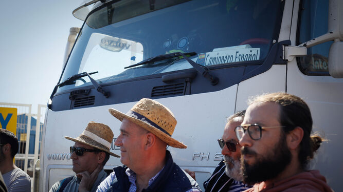 Los agricultores impiden la salida de uno de los camiones del Puerto de Almería.
