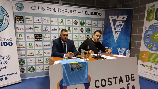 Mateo Martín y Cristian Pozo comparecen en rueda de prensa para explicar el nuevo proyecto.
