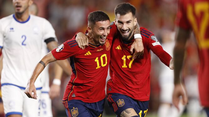 Álex Baena celebra junto a Yéremy Pino su gol frente a Chipre en su debut con la selección española.