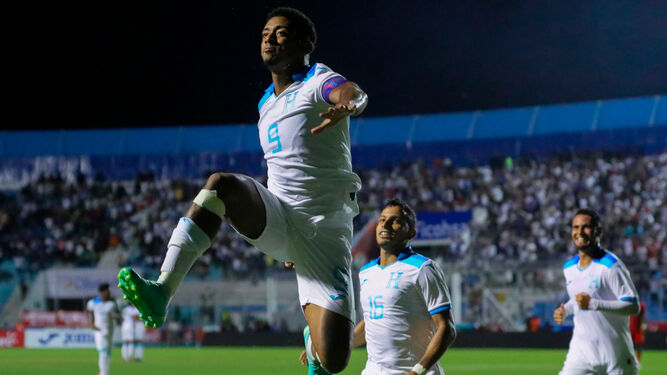 El delantero hondureño celebra su gol contra Granada en la CONCACAF Nations League.