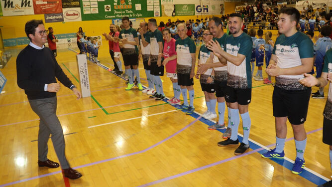 Francisco Góngora, alcalde del municipio, se dispone a saludar a los futbolistas.
