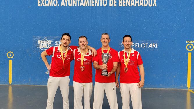 Los jugadores del Club Pelota Almería posan con el título de campeón de España.