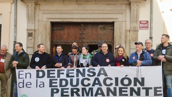 Concentración en defensa de los centros de educación permanente en Granada.