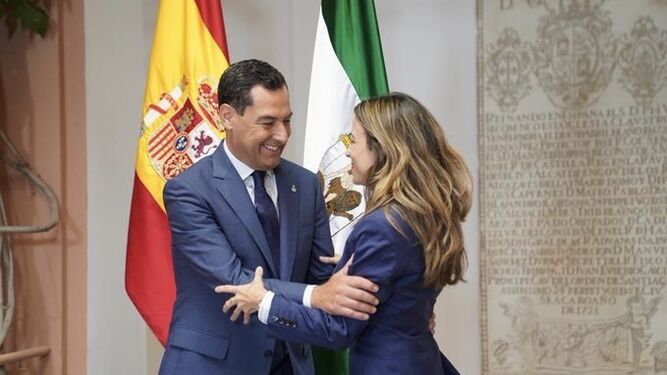 Lourdes Fuster, junto al presidente de la Junta de Andalucía, Juanma Moreno.