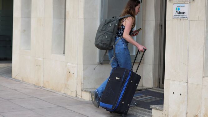 Una turista llega a un hotel.