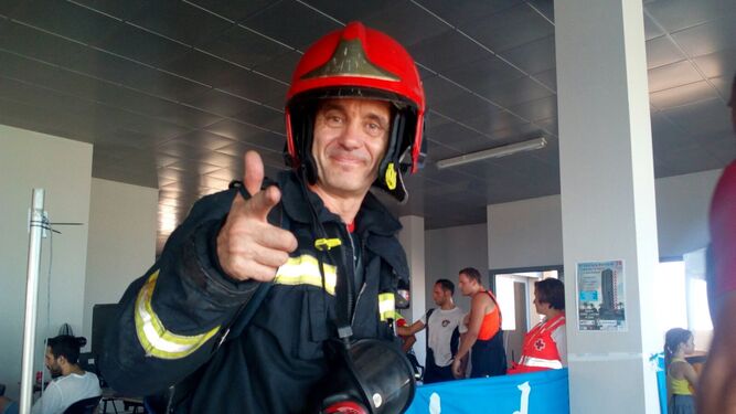 Pedro Vera, vestido con el uniforme de bombero, antes de participar en una prueba deportiva.