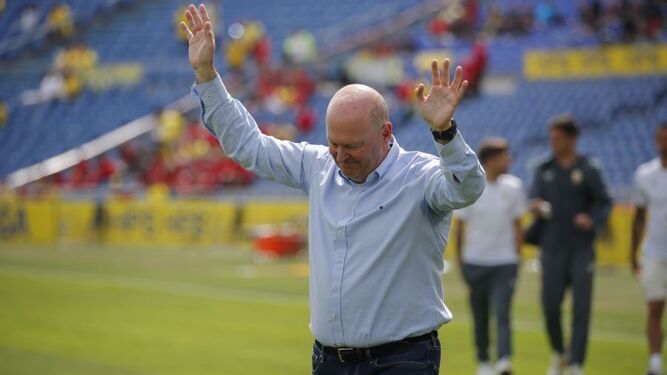 Pepe Mel saluda a la afición de Las Palmas, que le dio un gran recibimiento