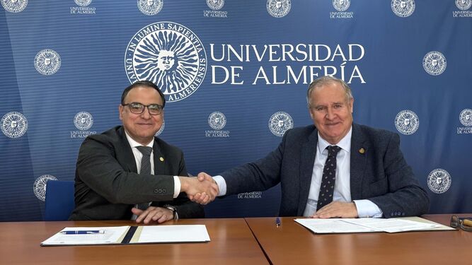 El rector, José J. Céspedes, y el presidente del Colegio de Médicos, Francisco J. Martínez Amo, se saludan tras la firma del protocolo de actuación.