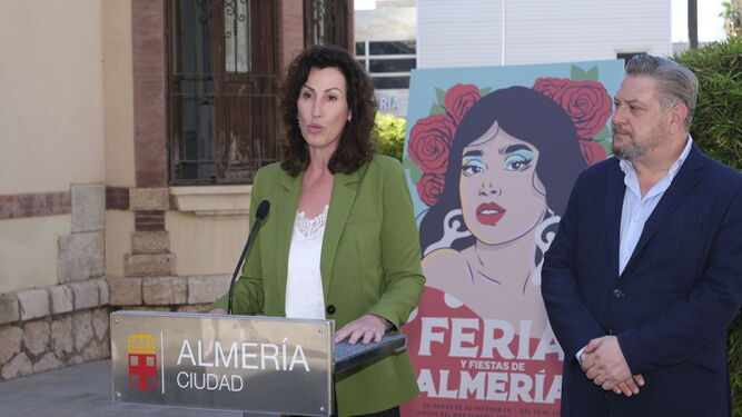 La alcaldesa de Almería y el concejal de Cultura junto al cartel de 2023