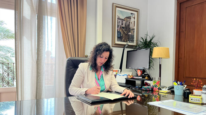 La alcaldesa de Almería en su despacho.