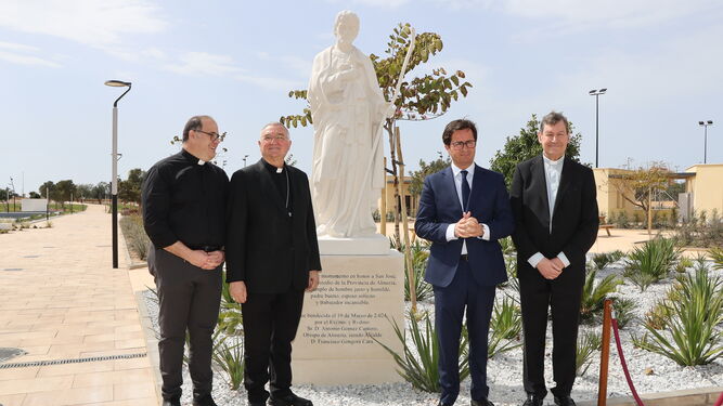La escultura ha sido inaugurada por el alcalde Francisco Góngora y bendecida por el Obispo de Almería, Antonio Gómez Cantero.