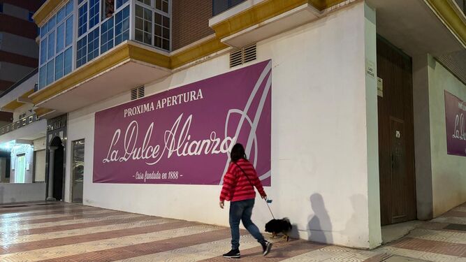 "Próxima apertura: La Dulce Alianza", reza un cartel en la Avenida Carlos III de Aguadulce.