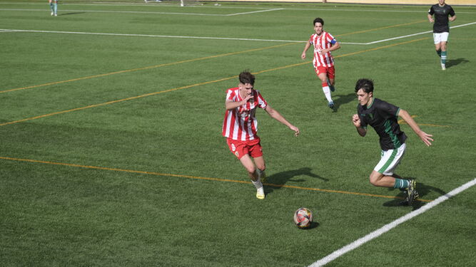 El rojiblanco Pedro presiona a un rival durante un partido de esta temporada en el Francisco Pomedio.