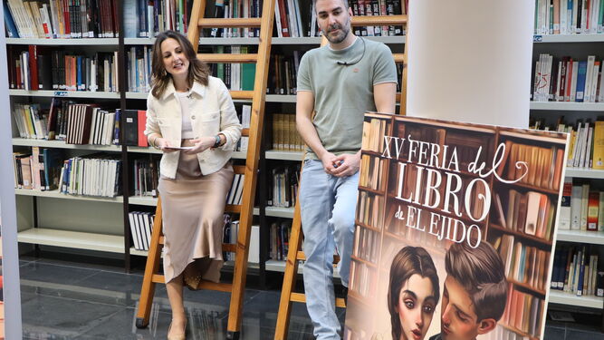 La concejala de Cultura, Elena Gómez con el ilustrador, Antonio Lorente presentando la Feria del Libro de El Ejido.