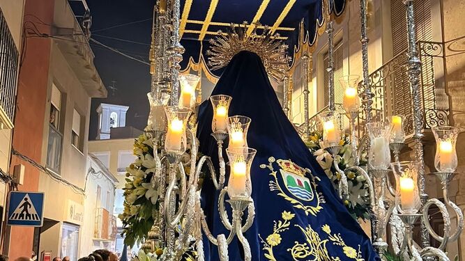 La Virgen de los Dolores, con un manto en el que está bordado el escudo de Olula del Río.