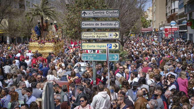 La cofradía de La Borriquita por la Avenida principal de Cádiz en una imagen de archivo.