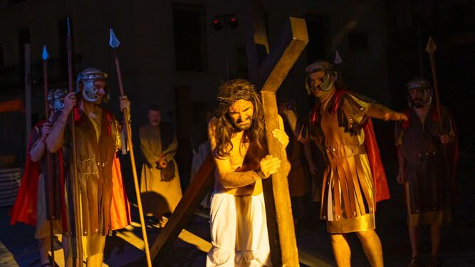 La Semana Santa de Adra comienza con la tradicional representación de 'La Pasión'.