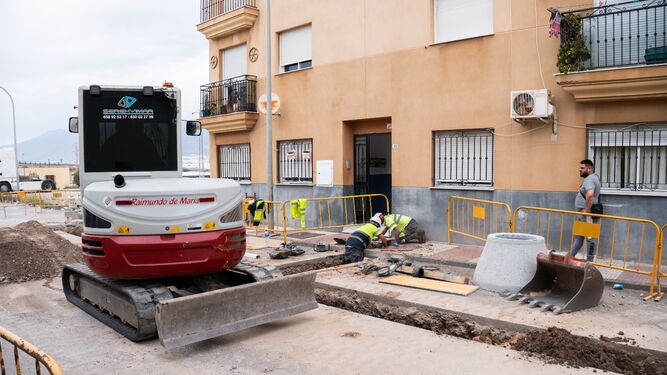 Trabajos de mejora de las redes de abastecimiento en la calle Orotava de Roquetas.