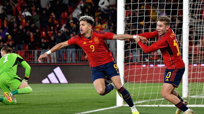Matteo Joseph celebra el gol que dio el triunfo a la selección española sub-21 en Almería.