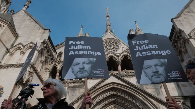 Seguidores de Assange protestan ante el Tribunal Superior de Londres.