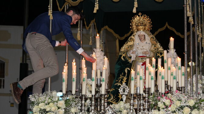 Encienden las velas del paso de palio de la Virgen de los Perdones.