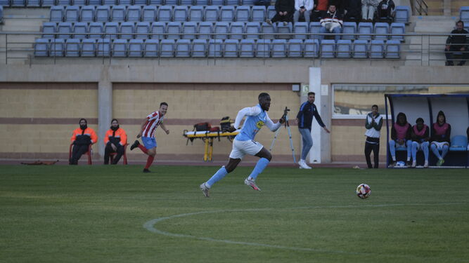 El celeste Eteki corre a por el balón durante un encuentro de esta temporada en Santo Domingo.