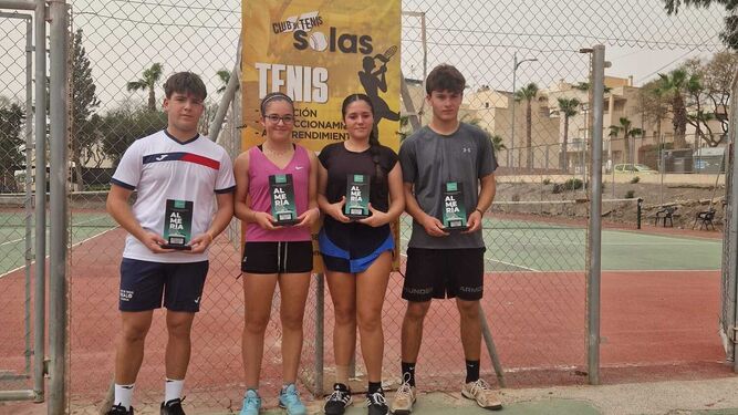 Los finalistas del Campeonato Provincial de Tenis Junior posan con sus respectivos trofeos.