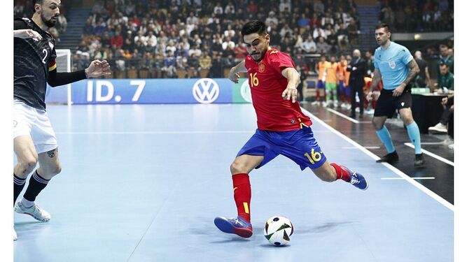 Cortés prepara la pierna para el disparo durante su último encuentro con la selección española.