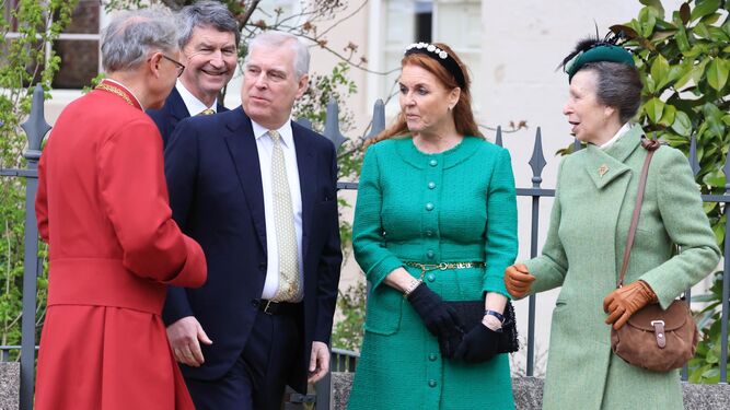 El duque de York, su ex mujer Sarah Ferguson y la princesa Ana saludan al pastor que oficiaba la misa pascual en Windsor