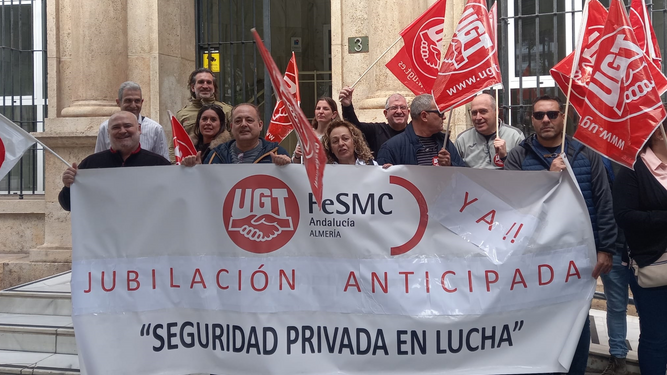 Manifestación frente a la sede de INSS en Almería.