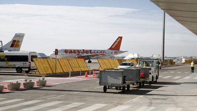 Personal del aeropuerto de Almería protesta por la propuesta de adelantar una hora su jornada