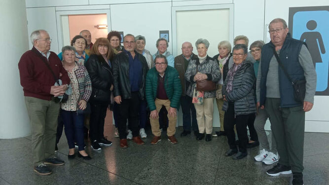 Un grupo de pensionistas gallegos durante la espera en el aeropuerto de Almería este martes