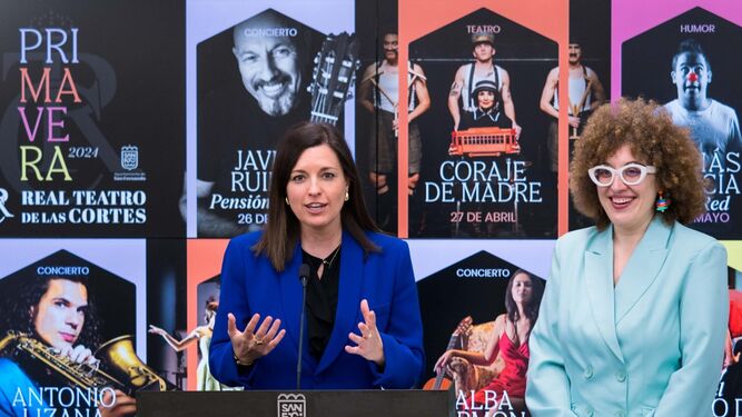 La alcaldesa de San Fernando, Patricia Cavada, y la concejala de Cultura, Pepa Pacheco, en la presentación de la programación de primavera del Teatro de las Cortes.