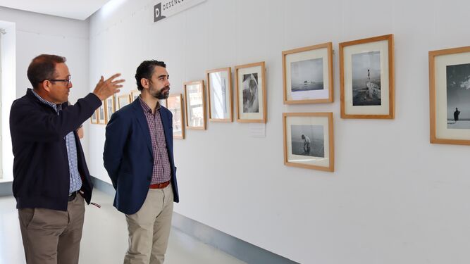Amós García Cruz con el concejal Joaquín Pérez de la Blanca visitando la exposición.