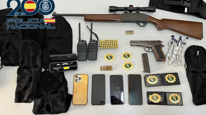 Detenida una pareja con siete placas falsas de Guardia Civil presuntamente ligada a 'vuelcos' de droga