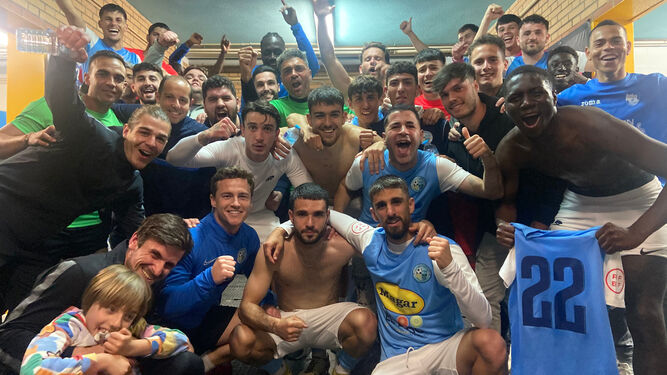 Los futbolistas celestes celebran el triunfo contra el filial malacitano.