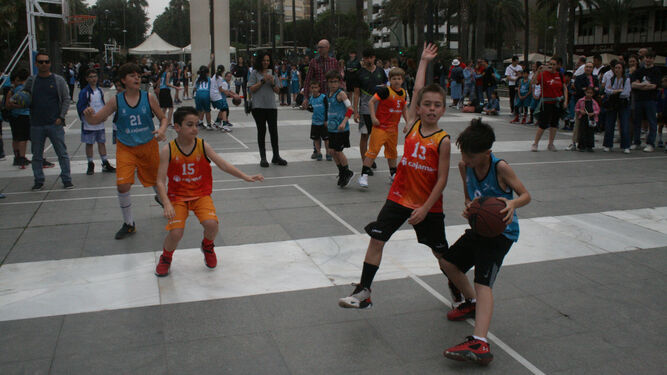 Algunos de los participantes de este 3x3 PlayBAsket celebrado el pasado domingo en la Plaza de las Velas.