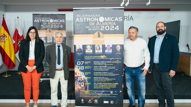 Almudena Morales, Pedro San José, Diego Cruz y Miguel Pérez Valls con el cartel de las Jornadas Astronómicas.
