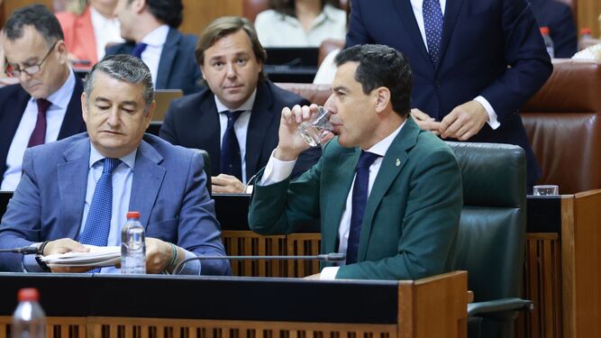 Antonio Sanz y Juanma Moreno, este jueves en el Parlamento de Andalucía.
