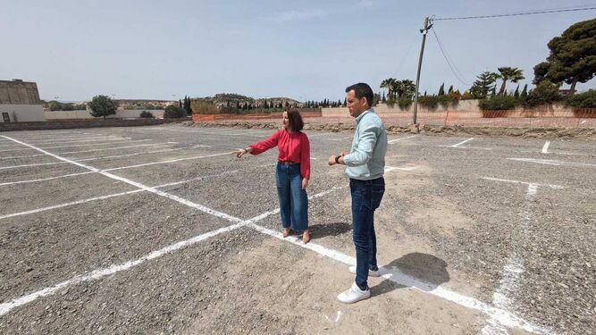La alcaldesa de Albox, María del Mar Alfonso, ha visitado el nuevo parking de la Calle Poeta Juan Berbel.